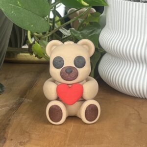 3D geprint valentijn beertje met hart in cadeauverpakking – uniek romantisch cadeau en fidget toy van PLA